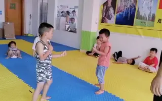 小孩子学习跆拳道