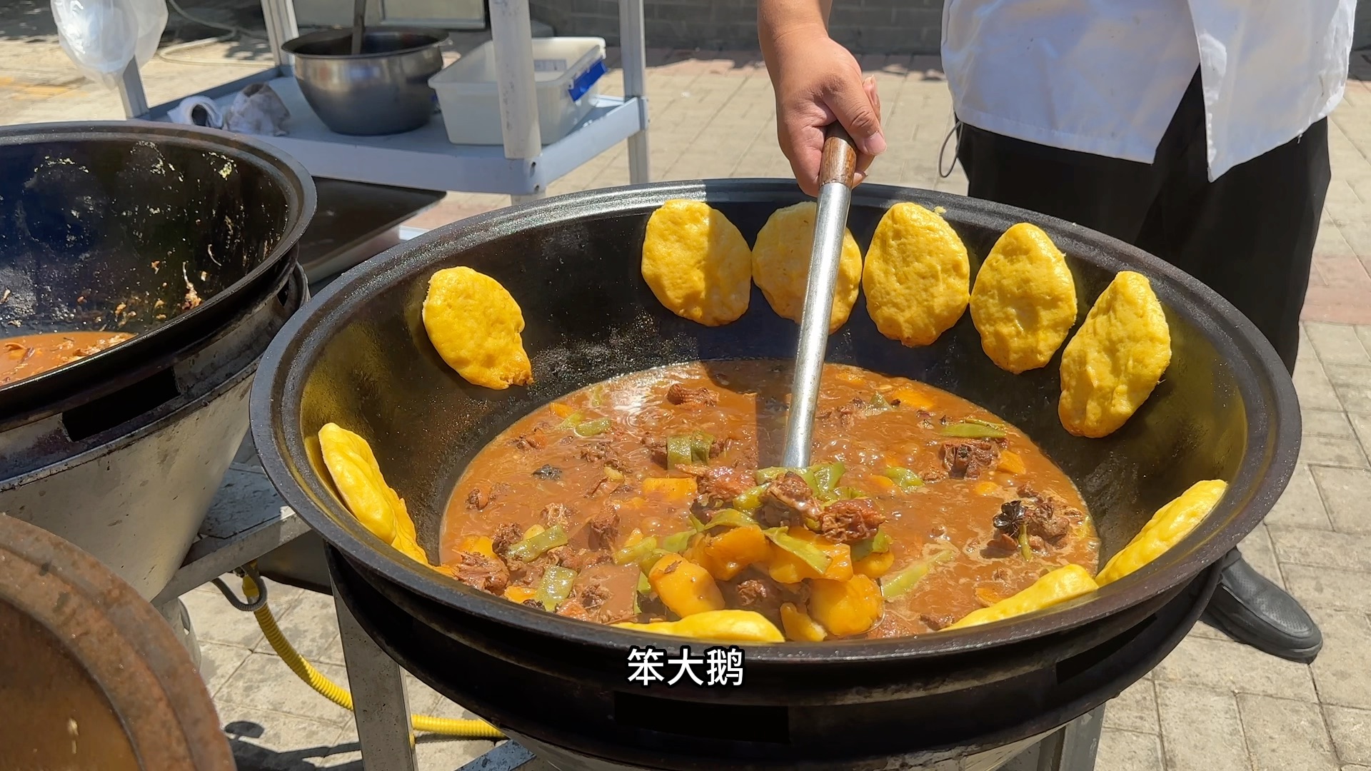 河北黑豬肉大鍋菜燉大鵝燉雜魚,配上玉米餅,三菜隨便吃38元.