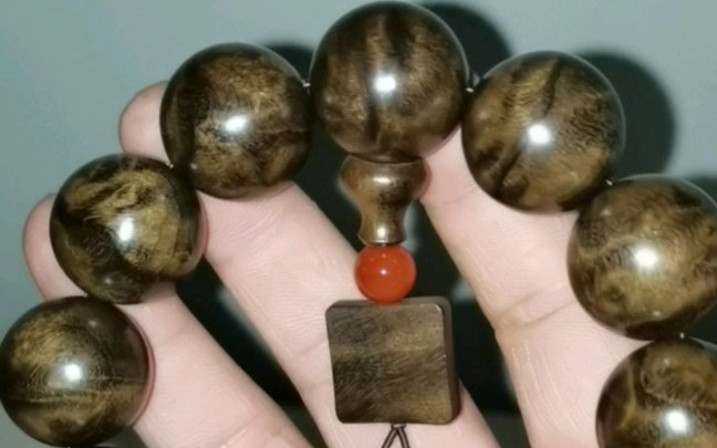 2.0阴沉金丝楠龙胆纹墨绿料手串