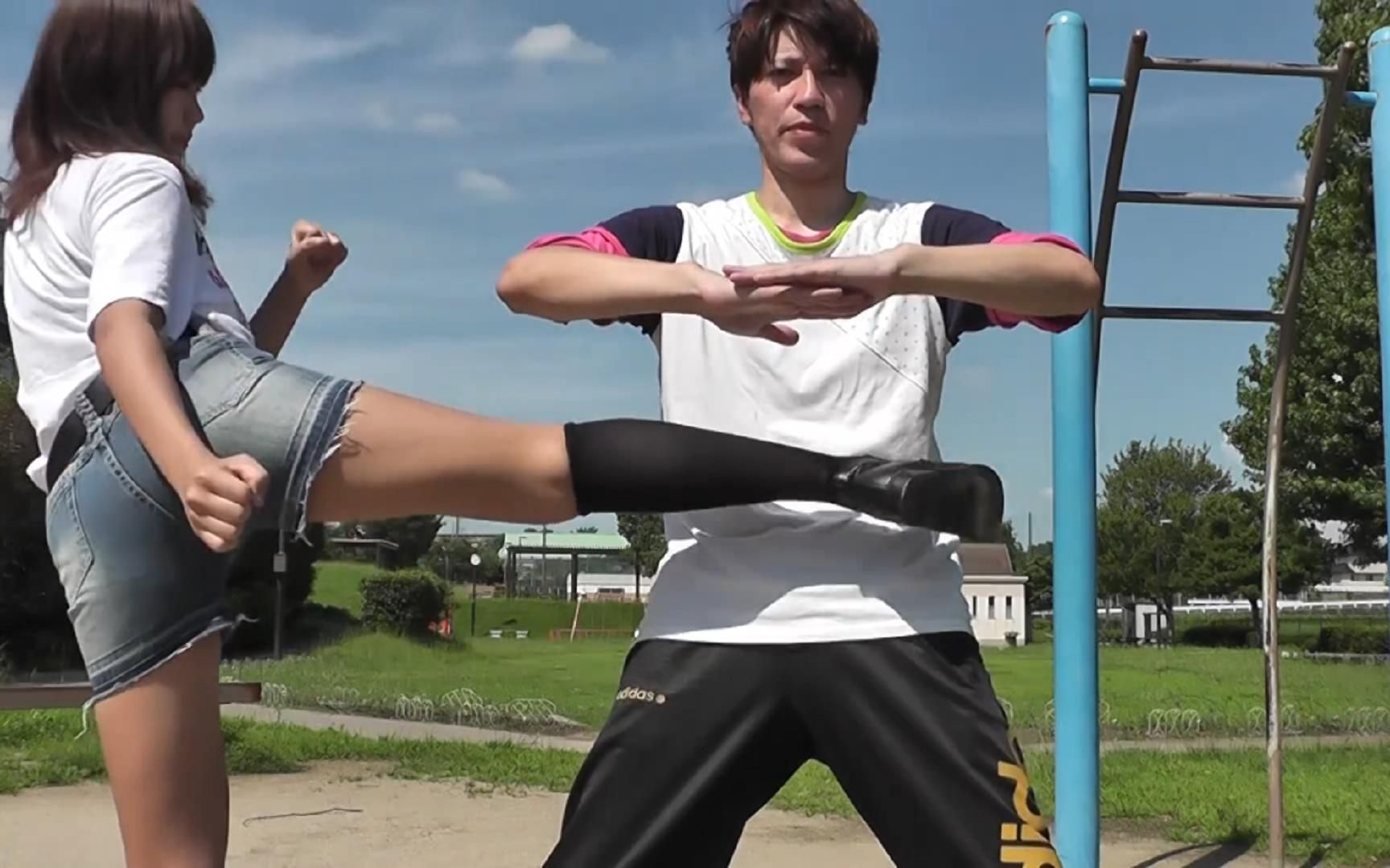 被格斗技巧为零的女孩踢一脚有多痛