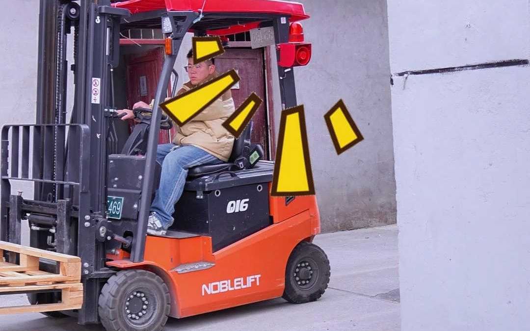 叉车运行声光警示,警示驾驶员提醒行人