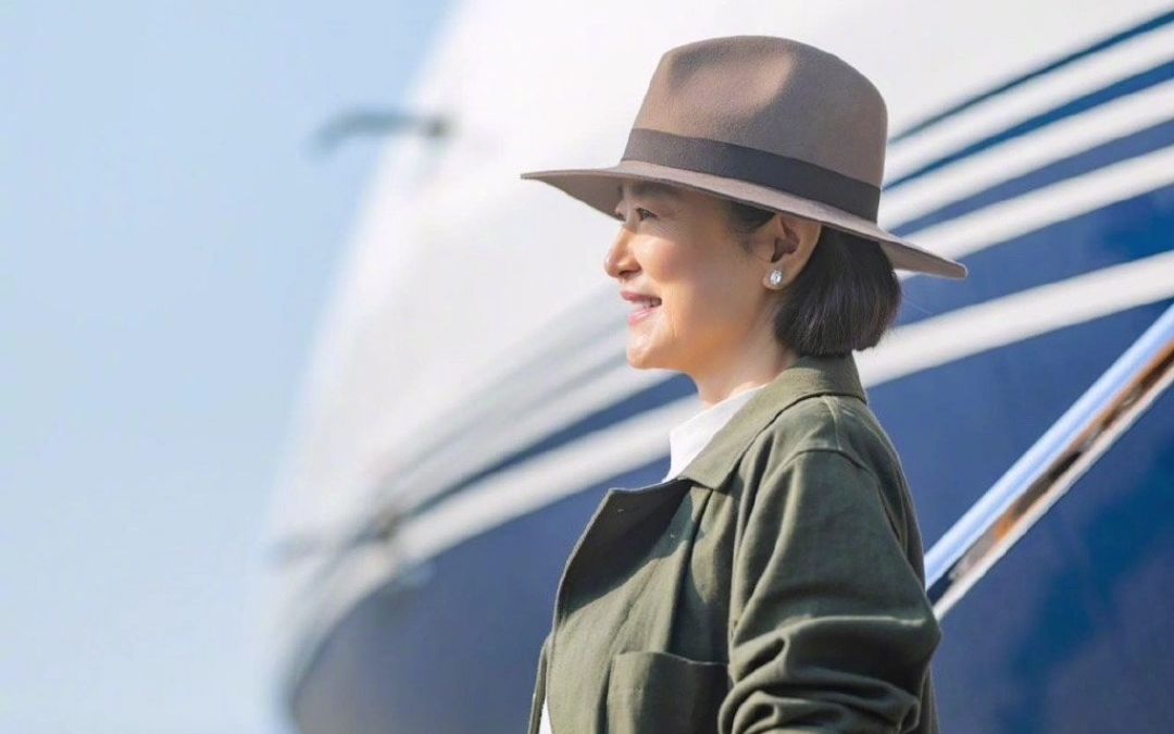 被69岁林青霞美到了,乘私人飞机,穿墨绿色风衣和牛仔裤又美又飒