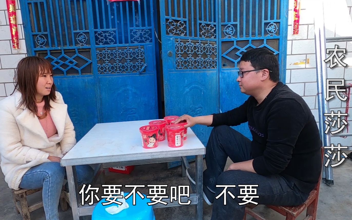 农村莎莎在网上买的酸辣面给小光吃,小光为啥不要,听听小光咋说