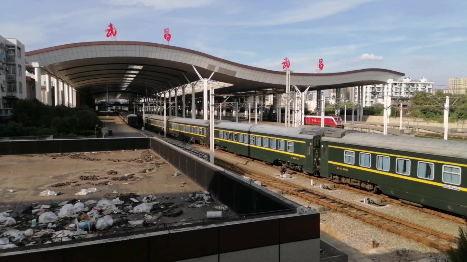 z126次列车进武昌站,本务武局南段hxd1d0306_哔哩哔哩_bilibili