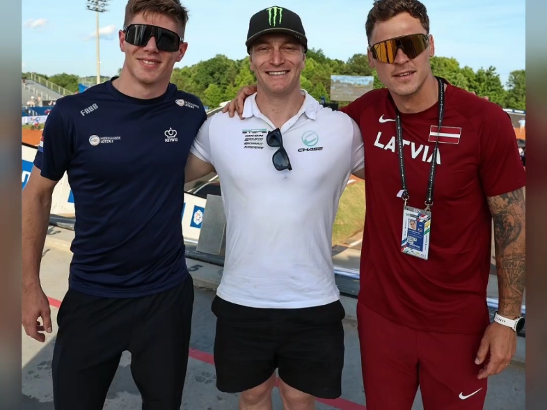 小轮车泥地竞速历届男子奥运冠军合影!