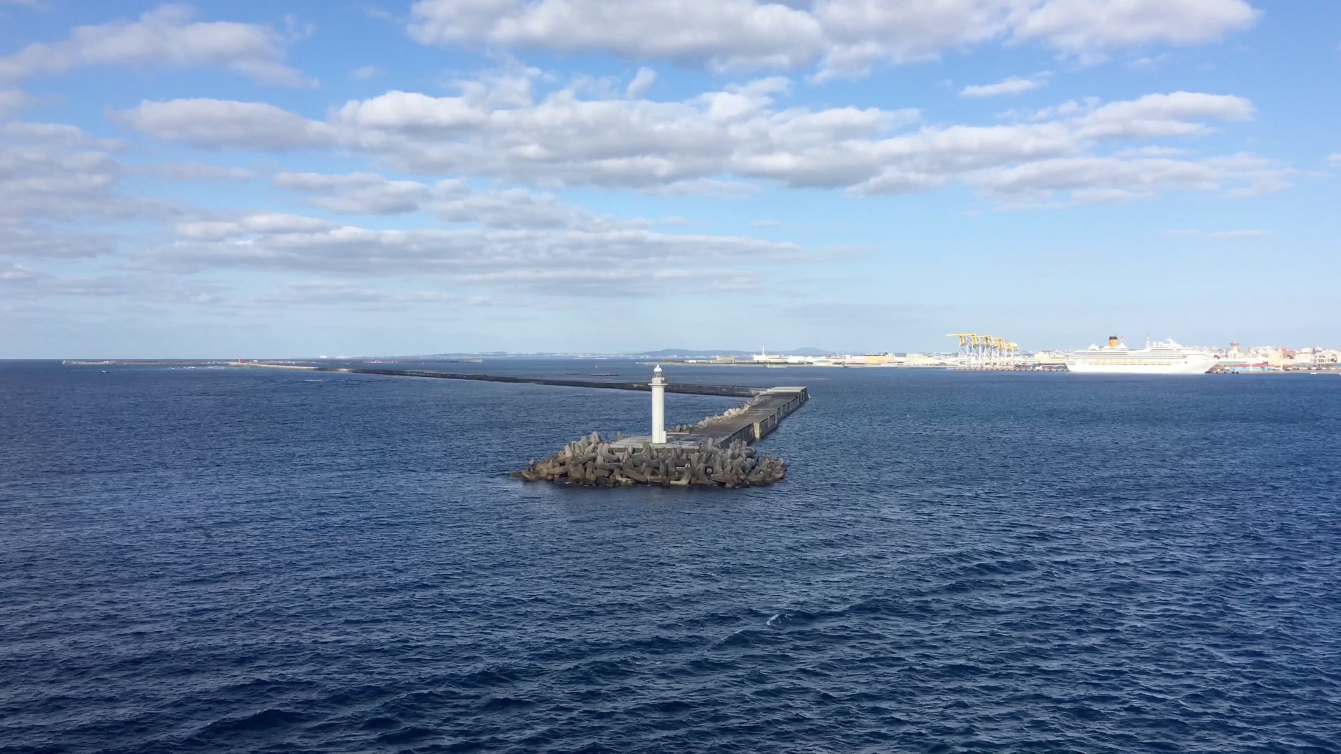 某年冬天的冲绳港灯塔