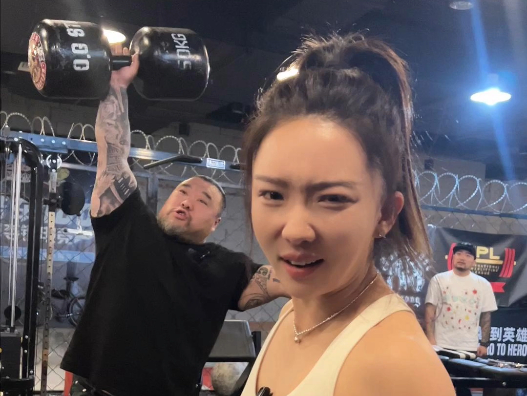 兄弟们，他好像能举起两个我