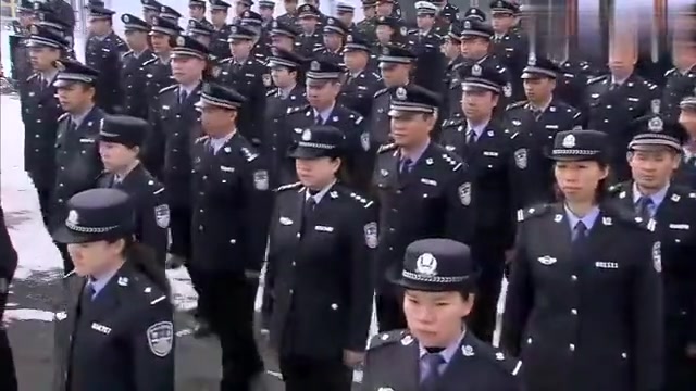 [图]走进看守所：看守所要换新所，出动大批警力护送犯人，场面震撼！