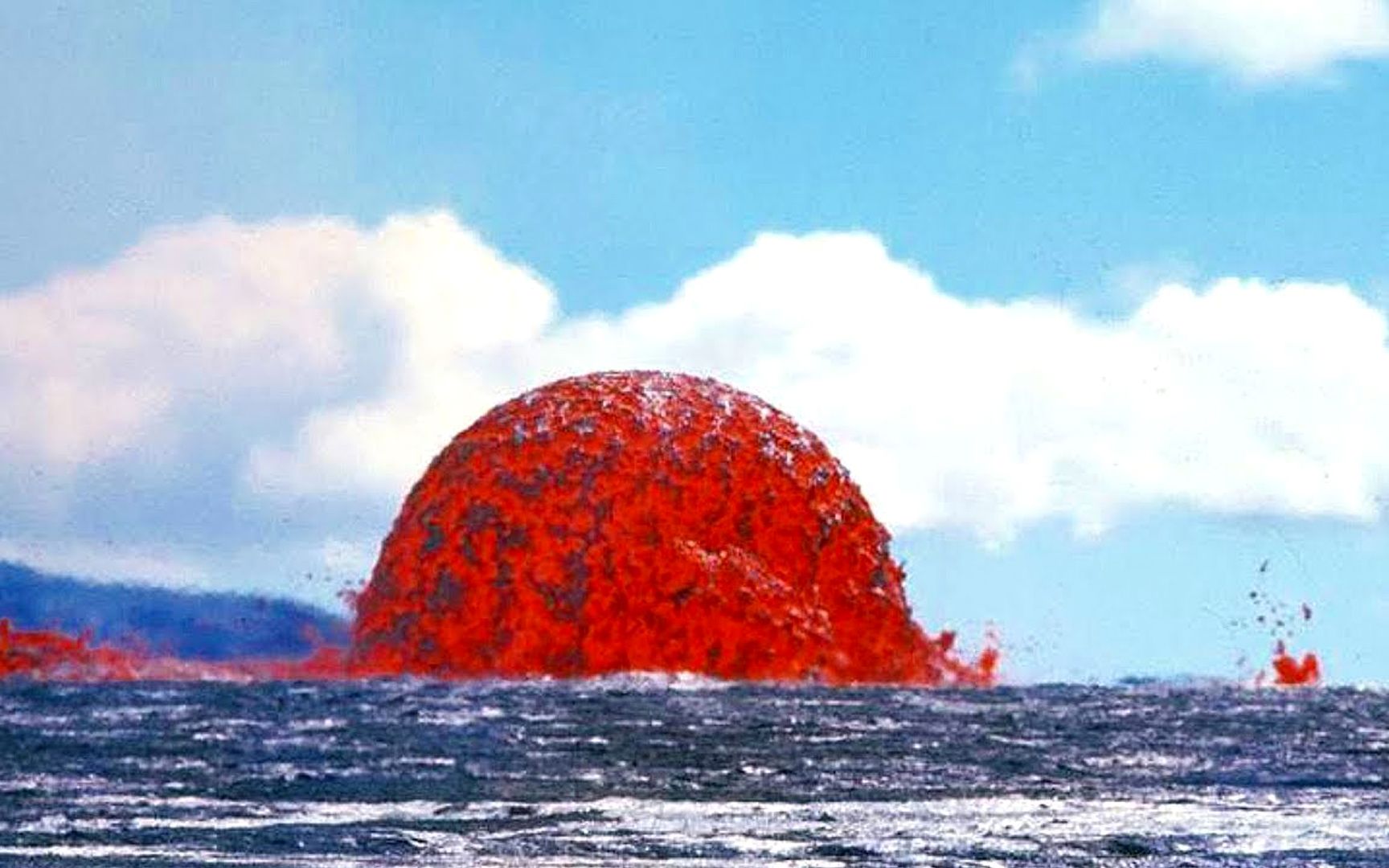 [图]海底火山爆发时，为什么海水无法将它浇灭？看完就明白了