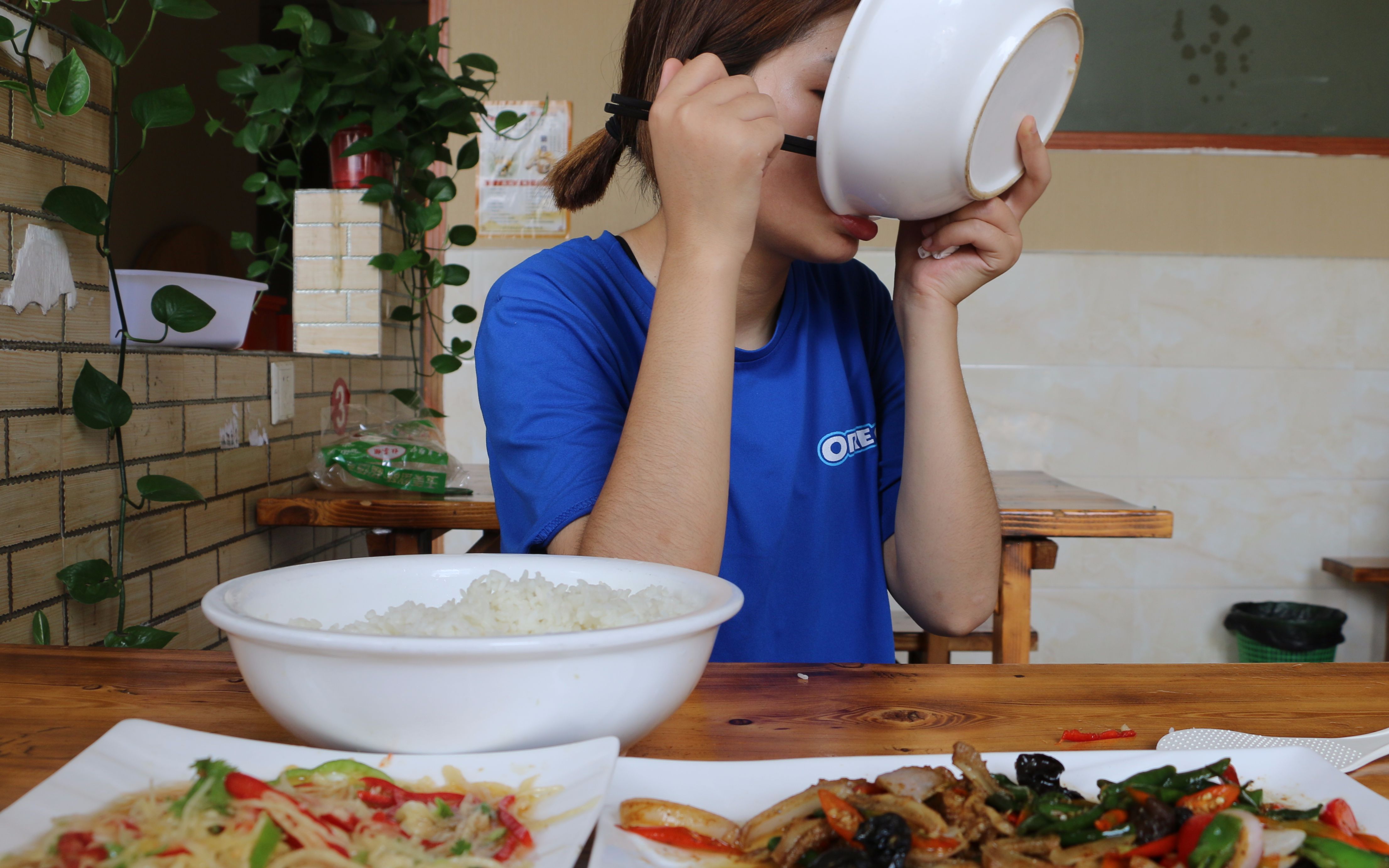 农村姑娘去吃饭,热的受不了点个凉菜,配上两大盆饭根本停不下来