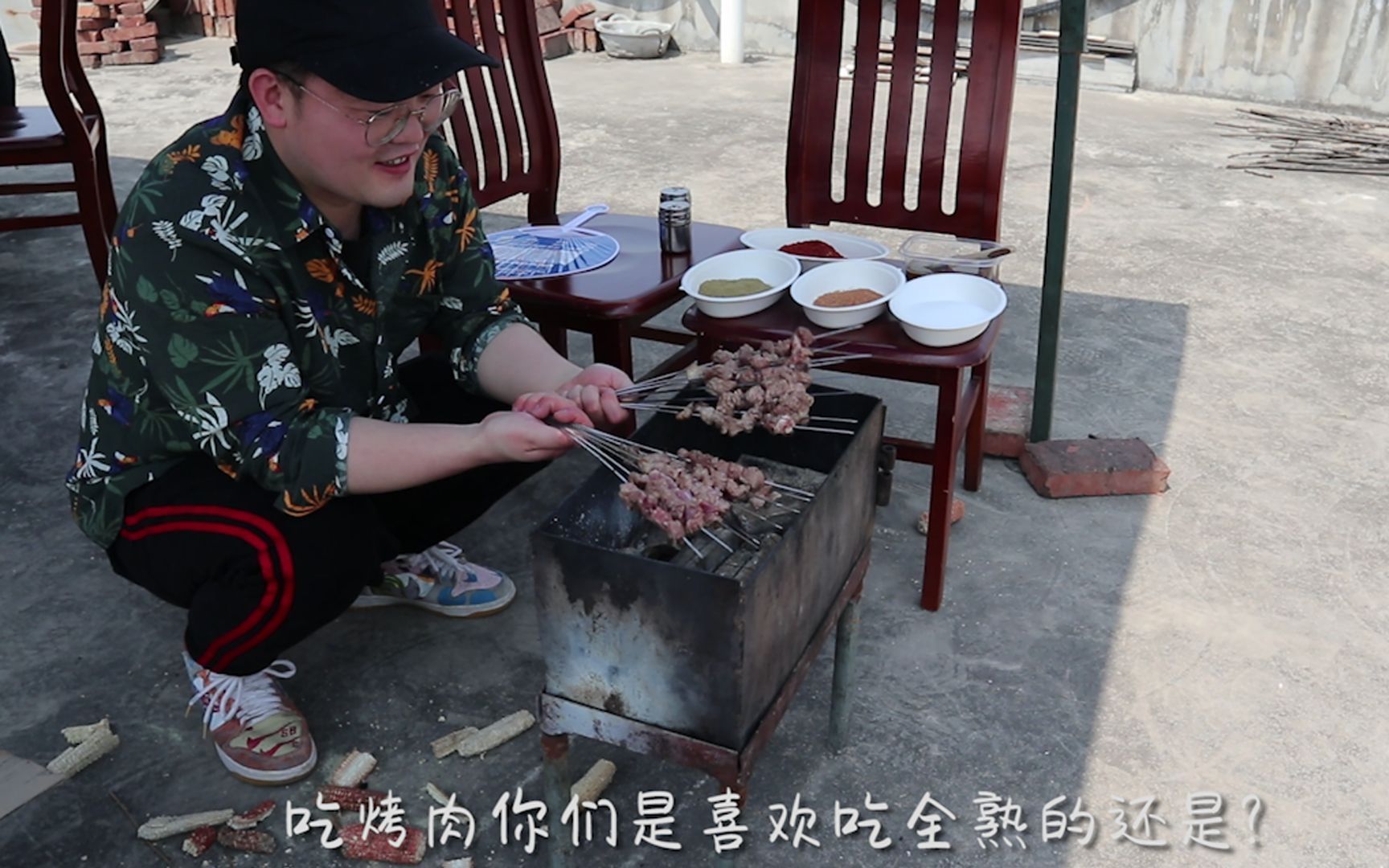 老猫去户外烧烤,羊肉串,烤辣子,鸡翅香肠,一顿碳烤看馋了哔哩哔哩bilibili