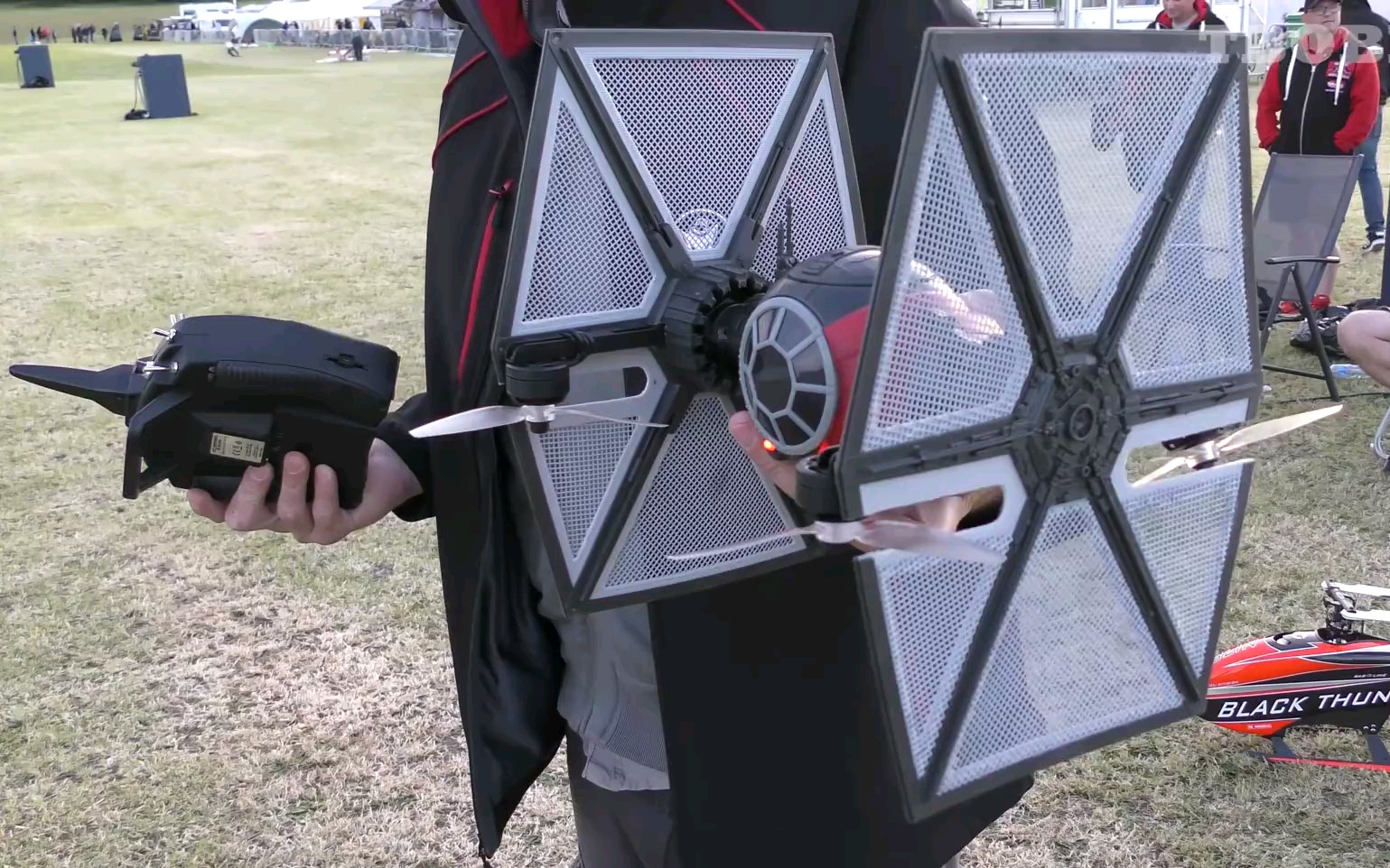 【航模】宇宙战机!老外造出了星球大战中的钛战机.