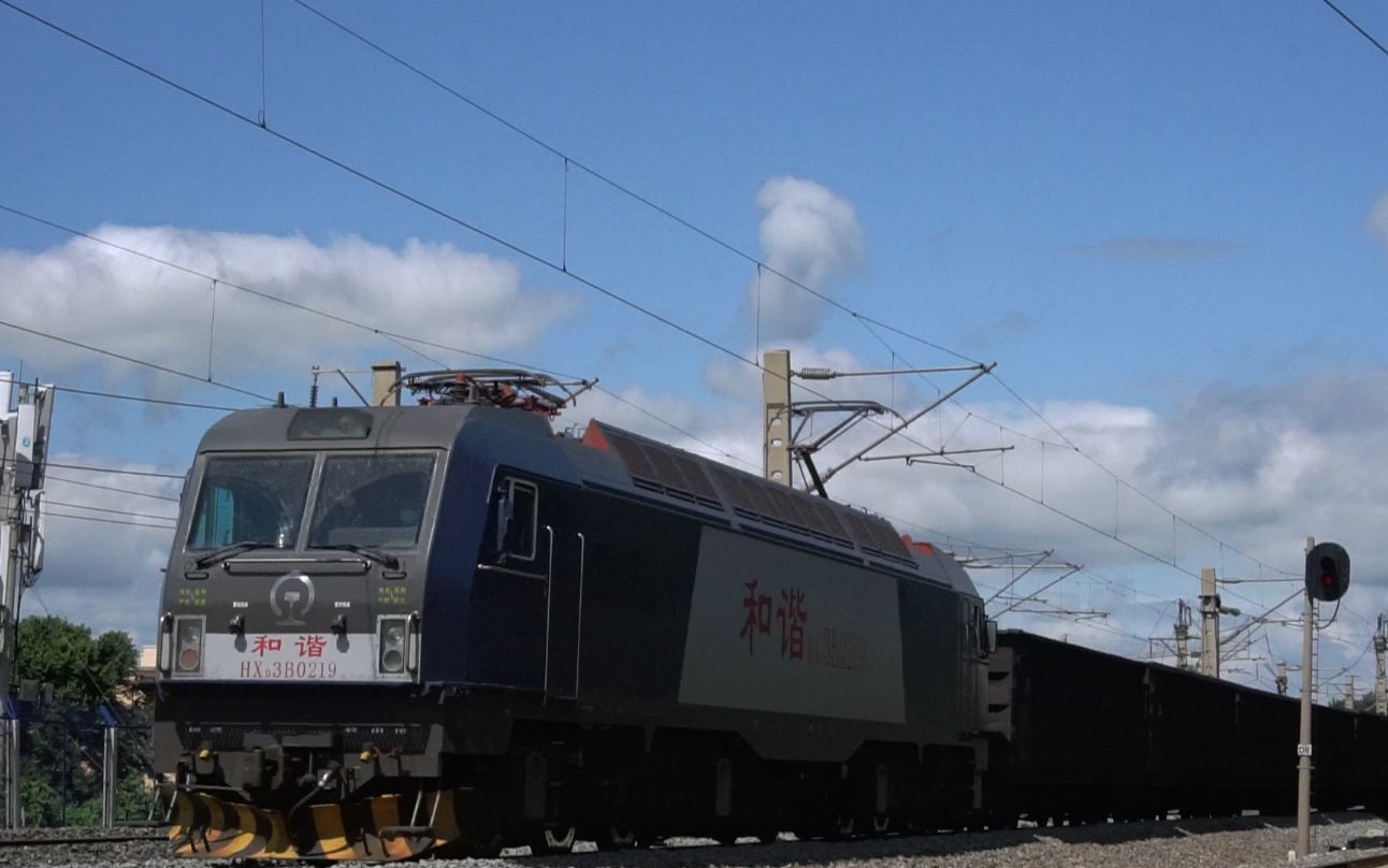 上行hxd3b0219牵引货列通过新台子站