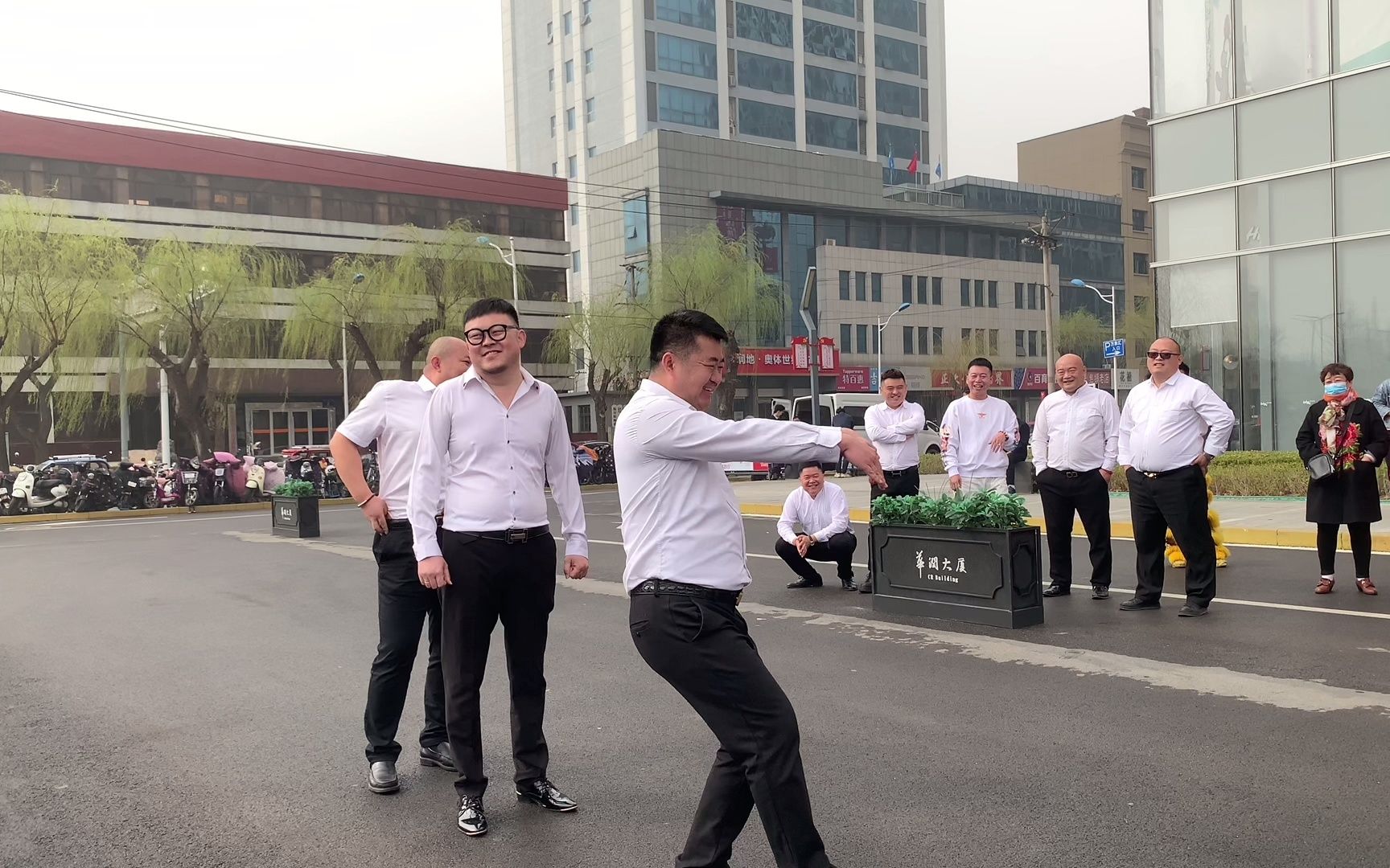 [图]广场舞《问心无愧最自在》，岳云鹏春晚演唱的魔性洗脑歌曲