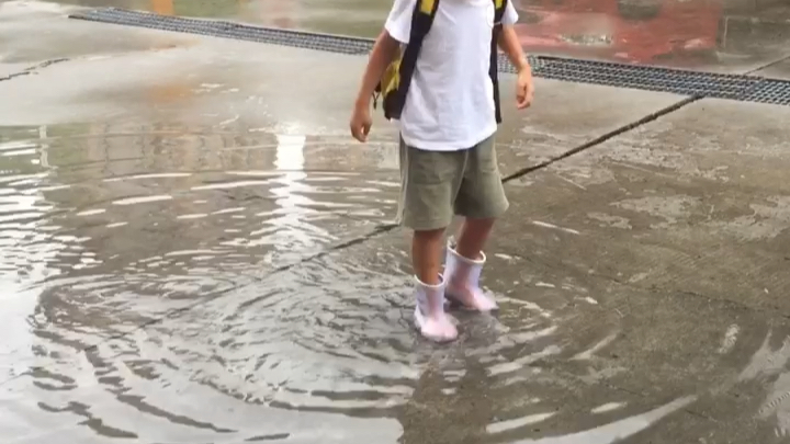 [图]童年就是这样 下雨可以踩水坑咯