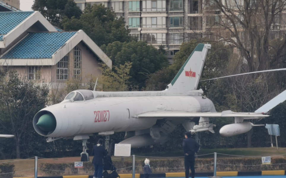 如何区分歼8白歼8a和歼8e?别再看见机头进气三角翼就喊歼7啦!