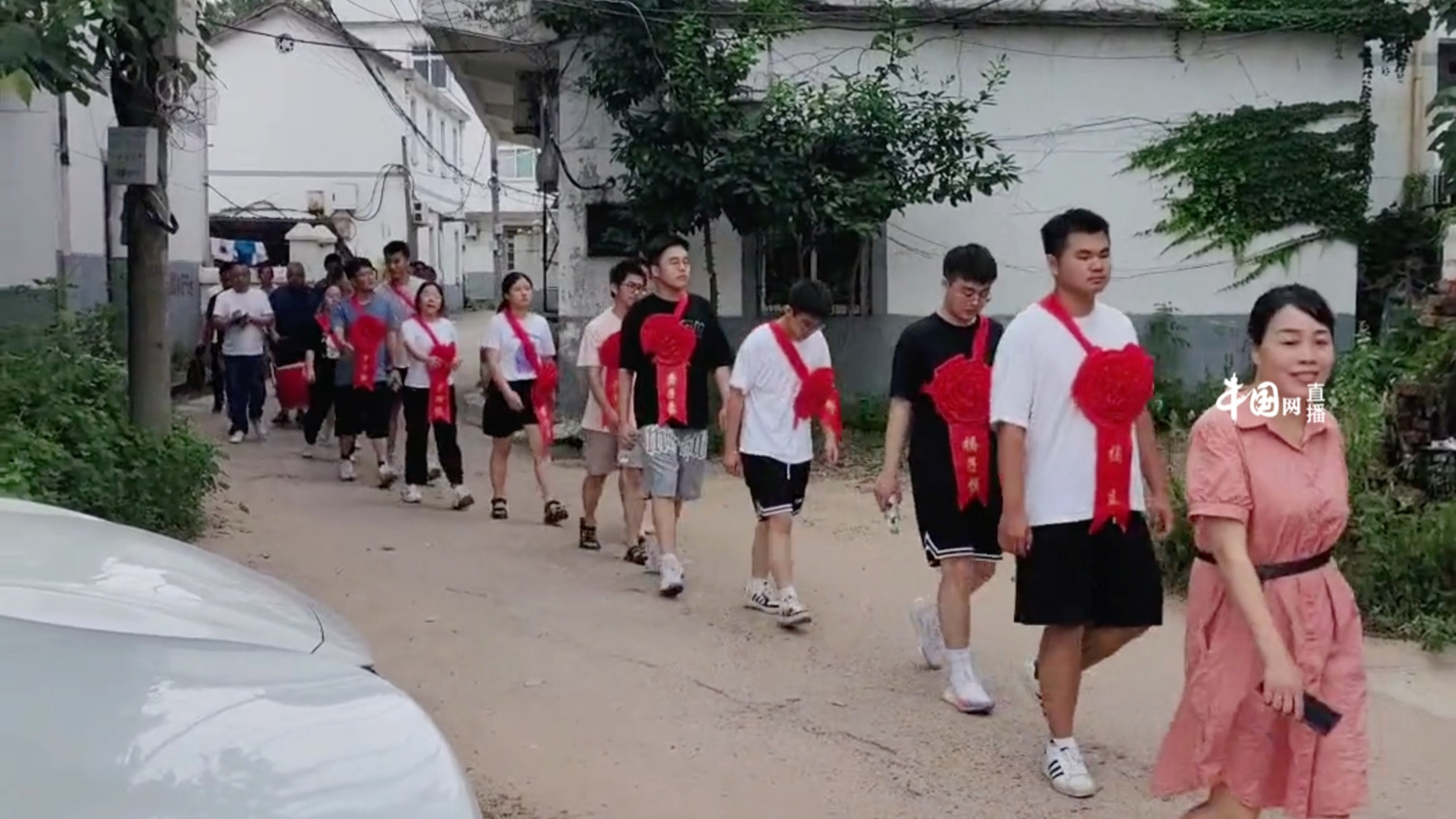 8月9日,江西南昌玉沙村.村干部敲锣打鼓领着准大学生们在村里巡游,他们是全村的希望和榜样!哔哩哔哩bilibili