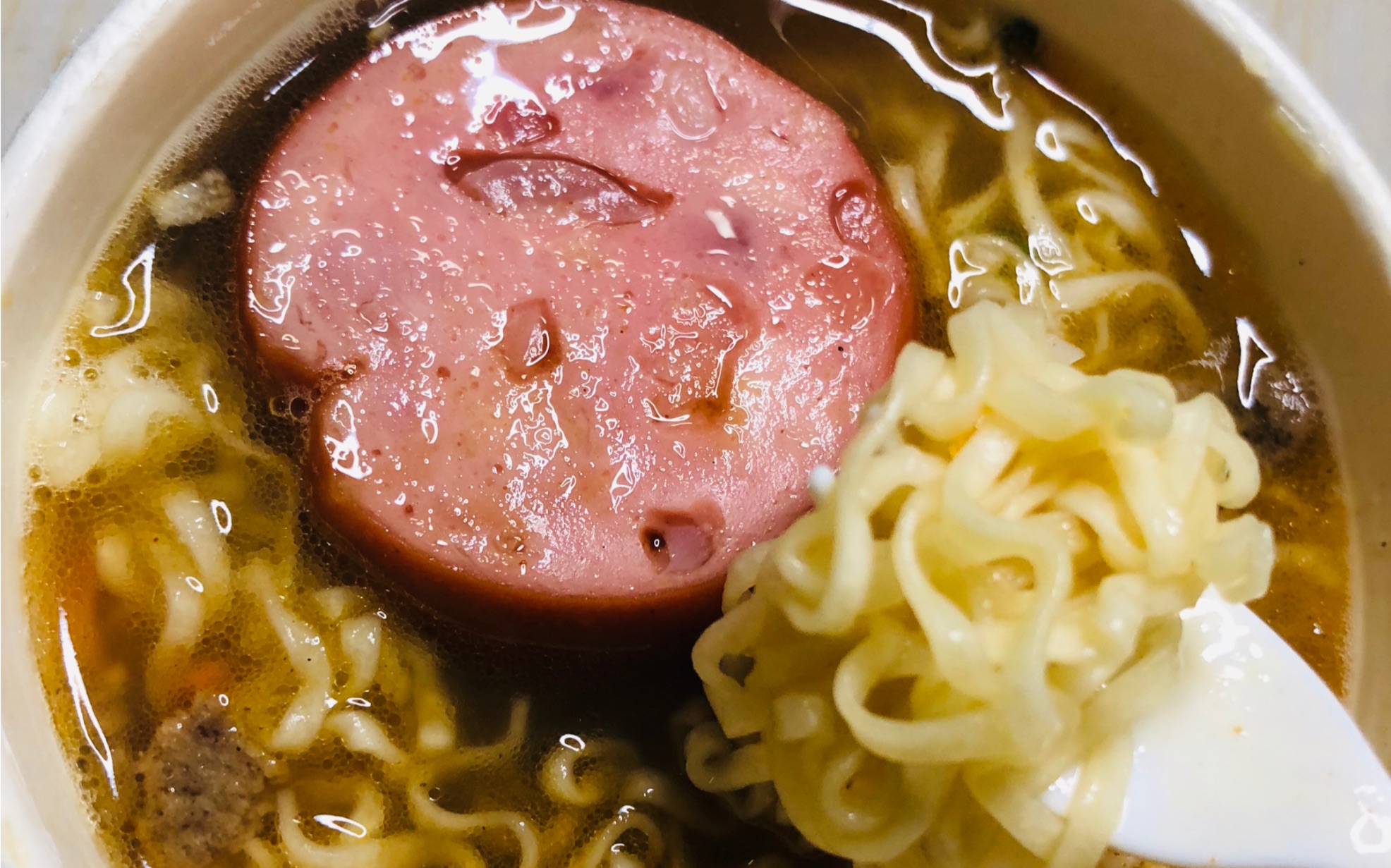 深夜里的泡面 火腿最让人满足了,只是今晚吃的这桶有点迷你