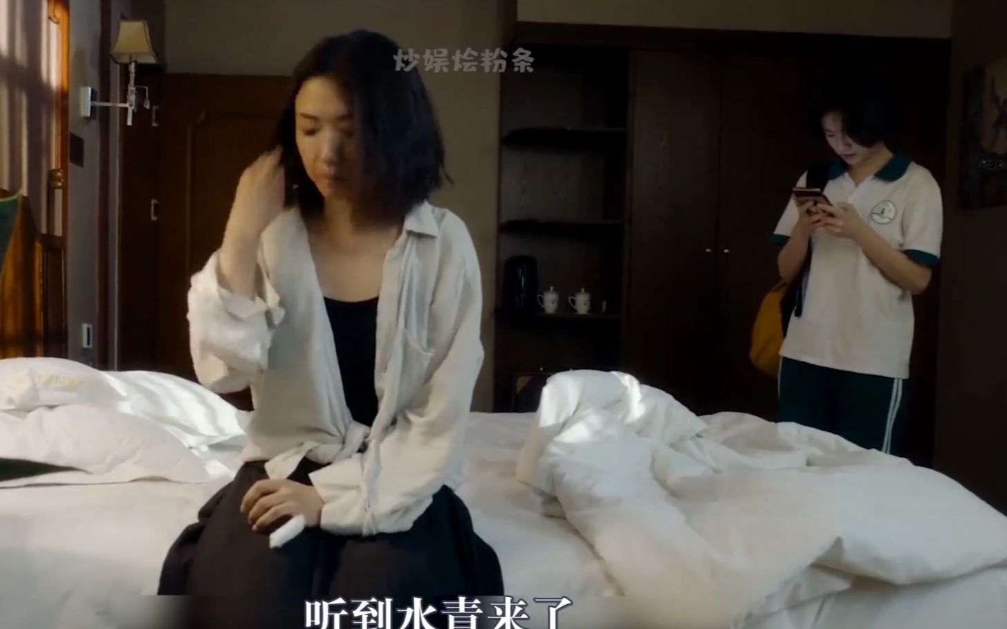 [图]两个男人从母亲房间出来，看见读高中的女儿，要付双倍钱让她女儿服务