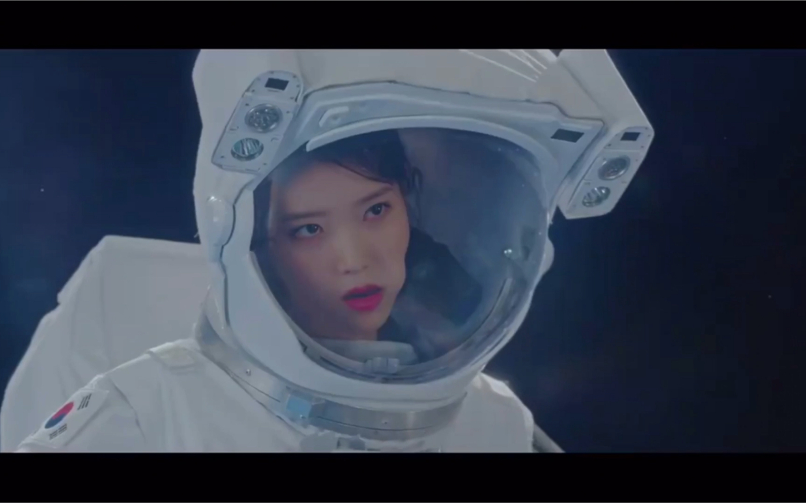 iu在《德鲁纳酒店》第三集中穿着宇航服让人帮她管理酒店,竟然被踢回