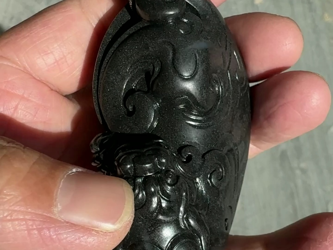 和田玉墨玉籽料貔貅把件,黑度好纯手工雕刻