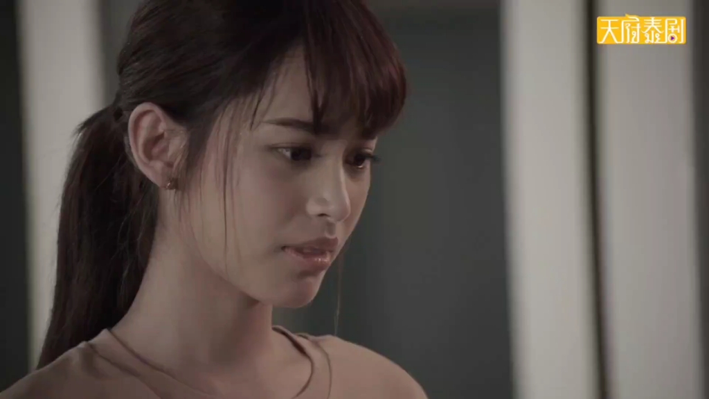 【欲火蝴蝶】男主送礼物给女主,两人差距无法在一起