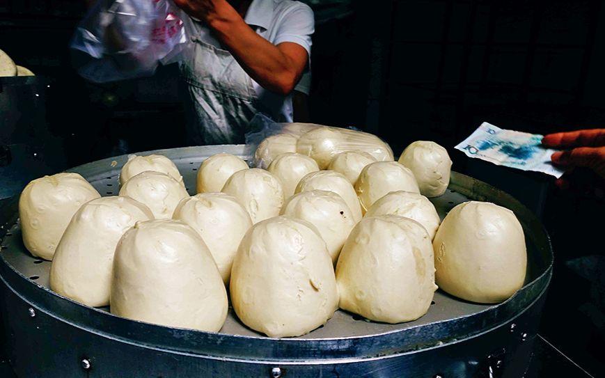 【在认真吃】探秘排队两小时才能买到的鼓楼山东呛面馒头.