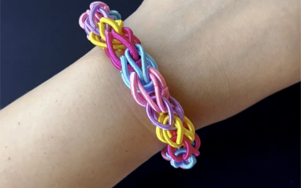 用筷子就能做个手链编织器,轻松用皮筋就能编精美的手链#亲子手工 #纯