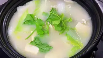 下载视频: 分享豆腐白菜鲫鱼汤的家常做法，味道鲜美营养好喝，汤汁浓白无腥味