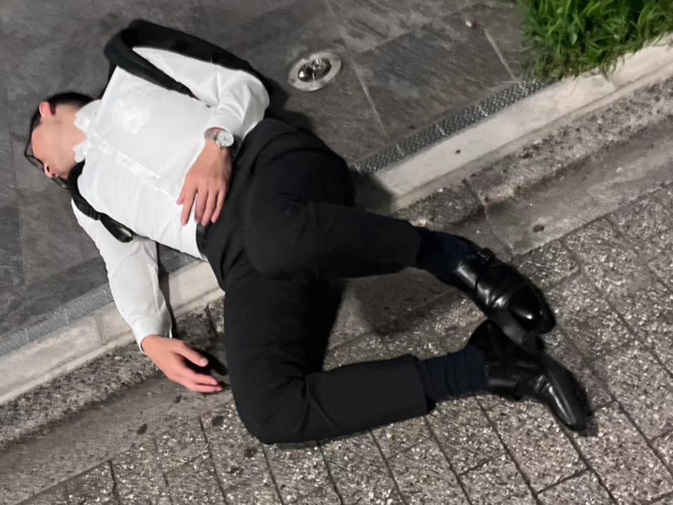 醉酒同事躺地上了,怎么办