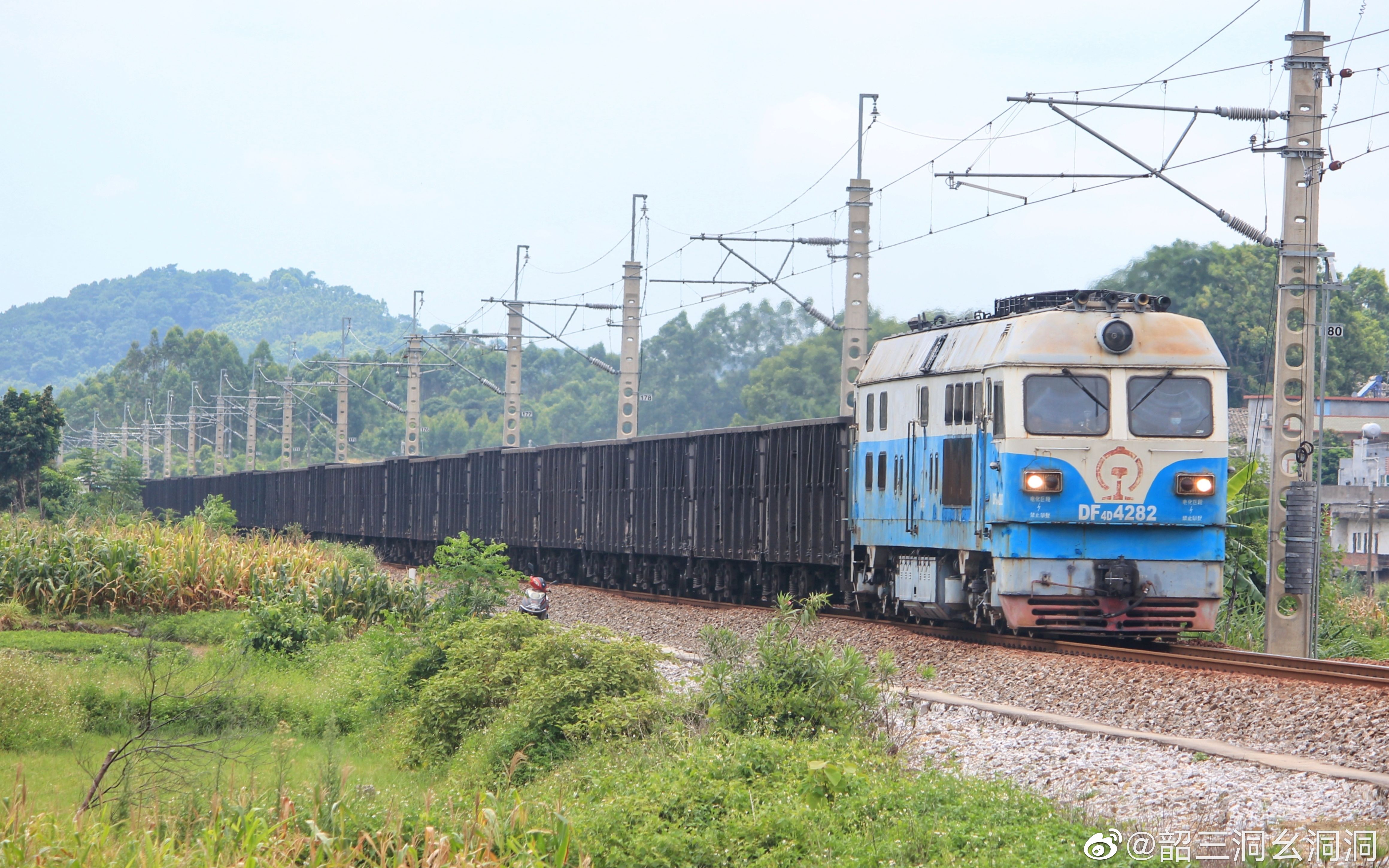 《南防铁路》df4d4282牵引34517次列车下行