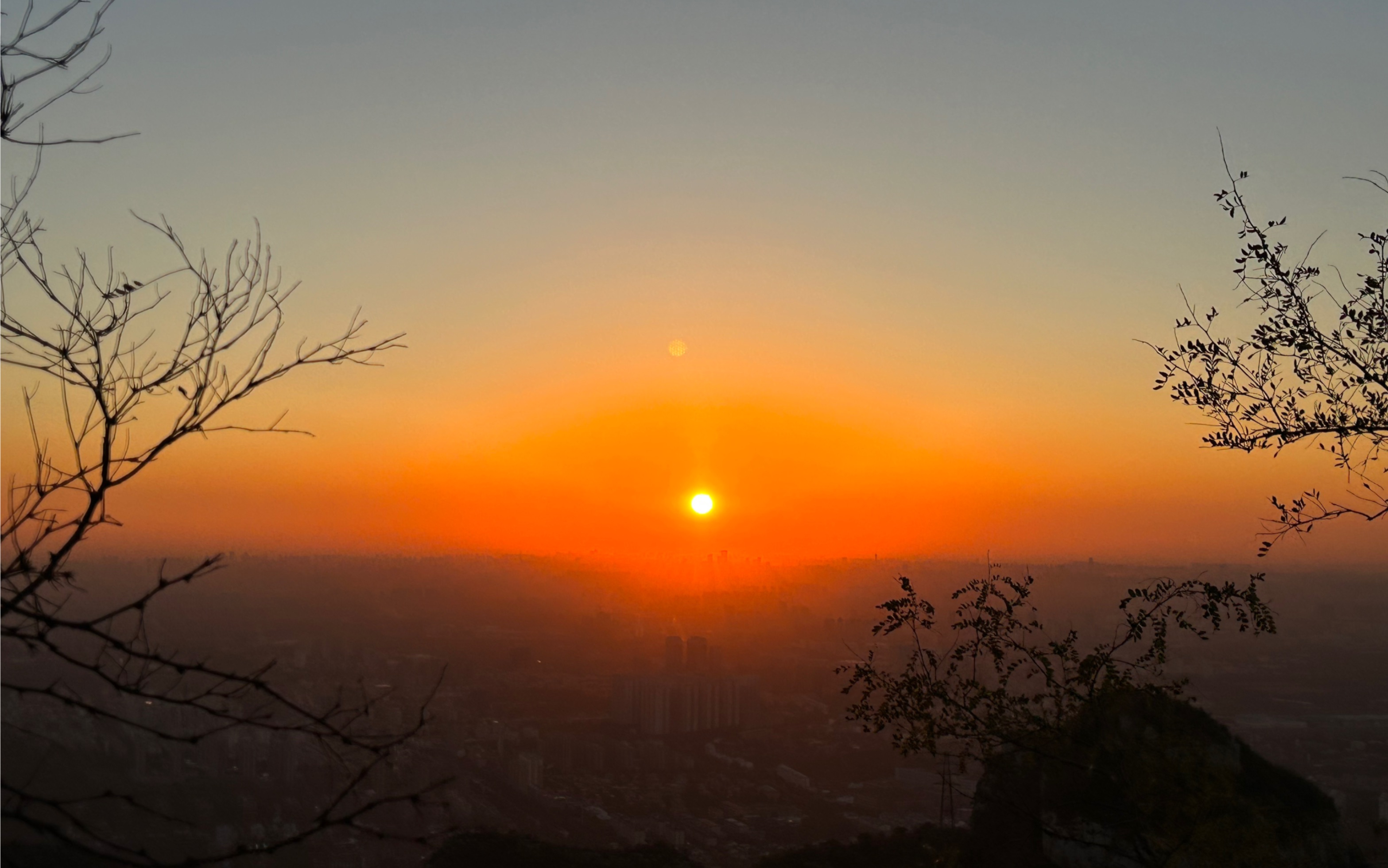 太阳出来背景图图片