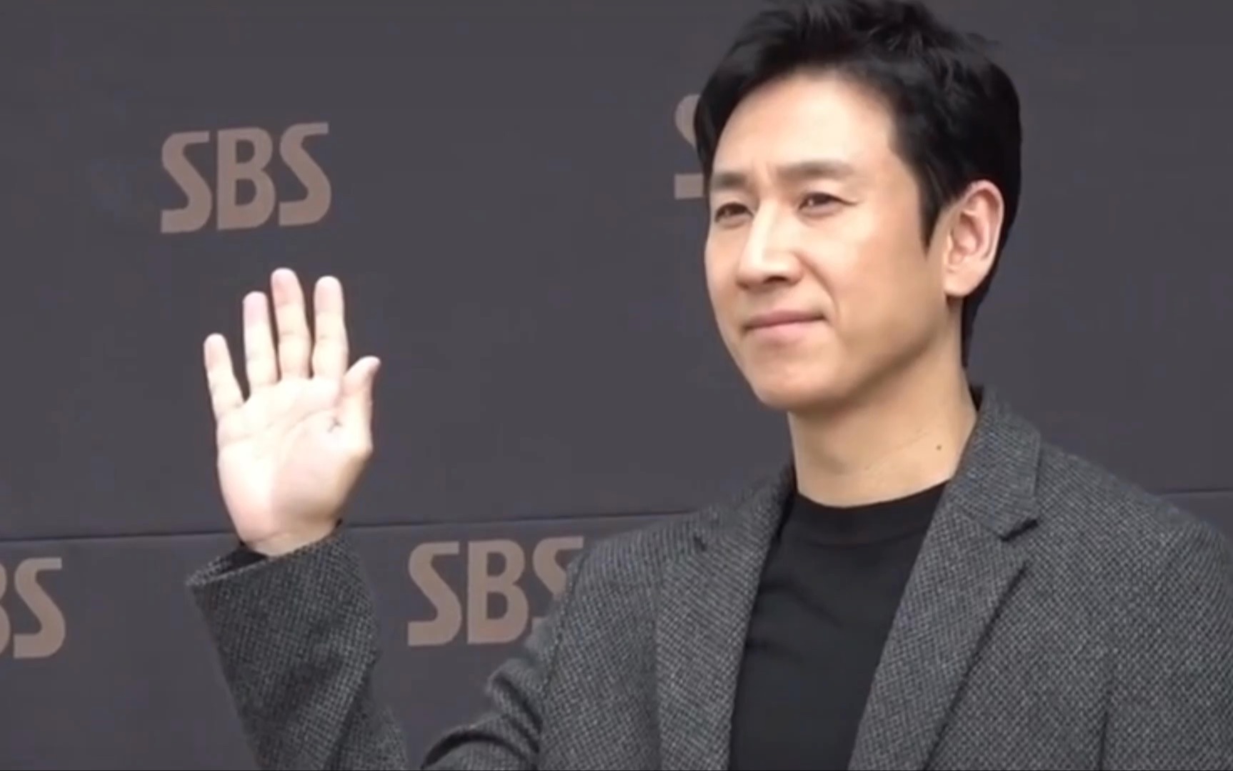 李善均被勒索195万 被曝到处找人借钱妻子也不知情