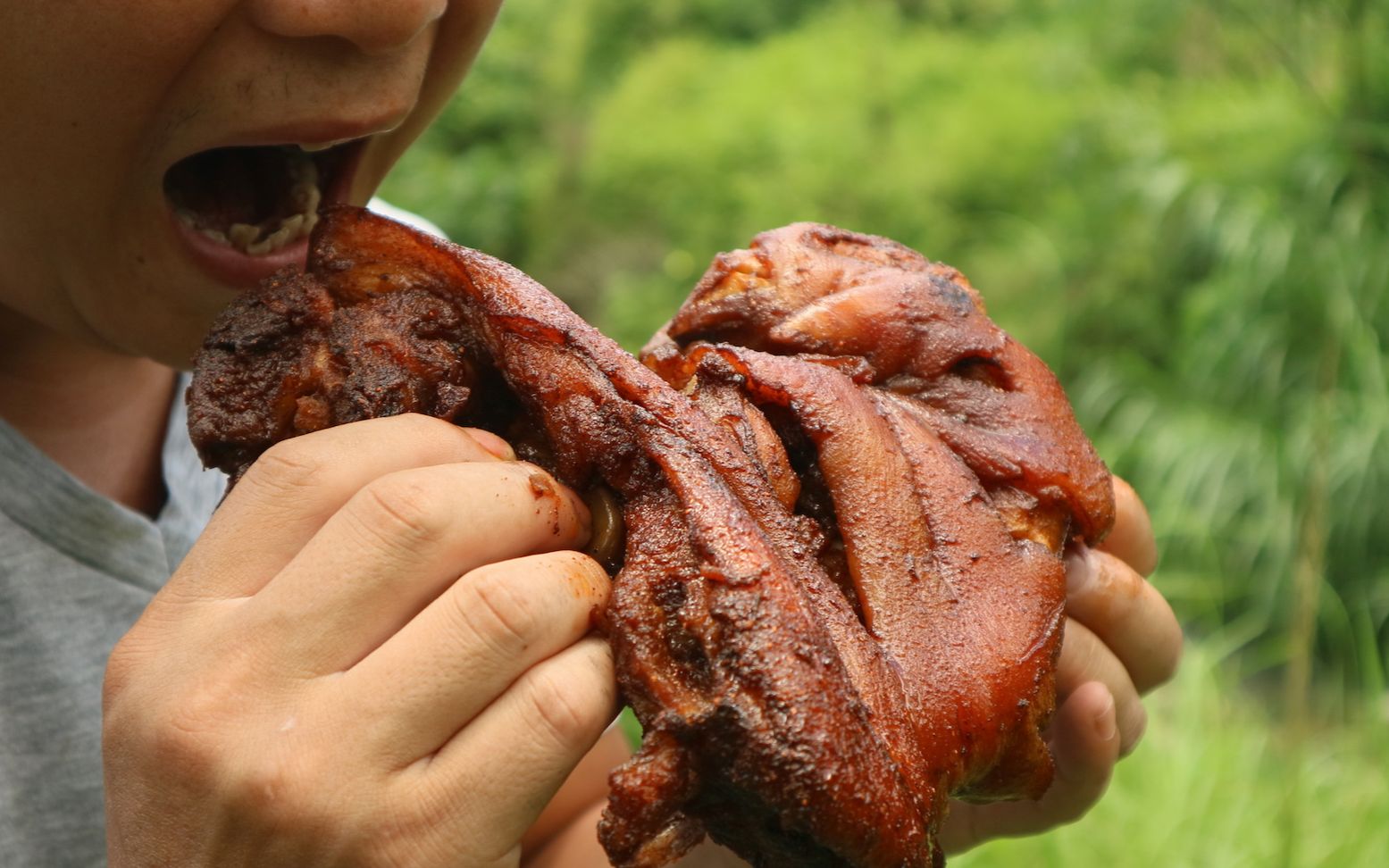 深山焖猪脚一人啃一只这吃相看得我好饿