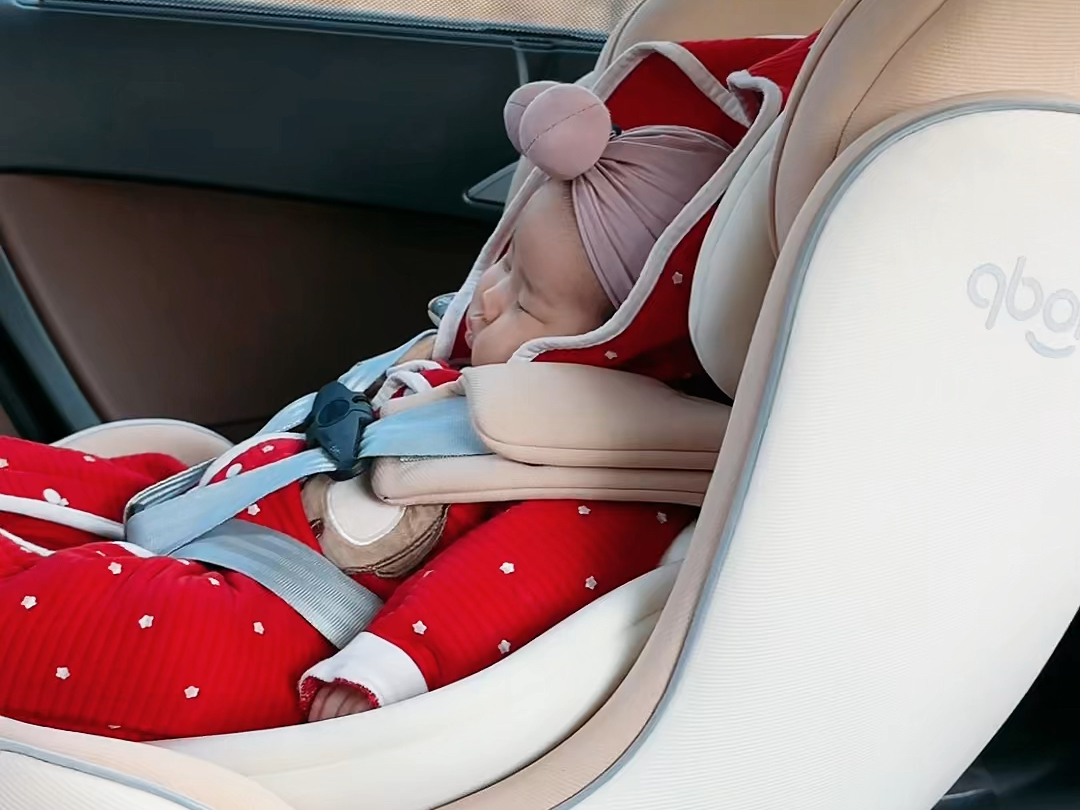 记录50天宝宝第一次坐安全座椅 不哭不闹直接睡觉