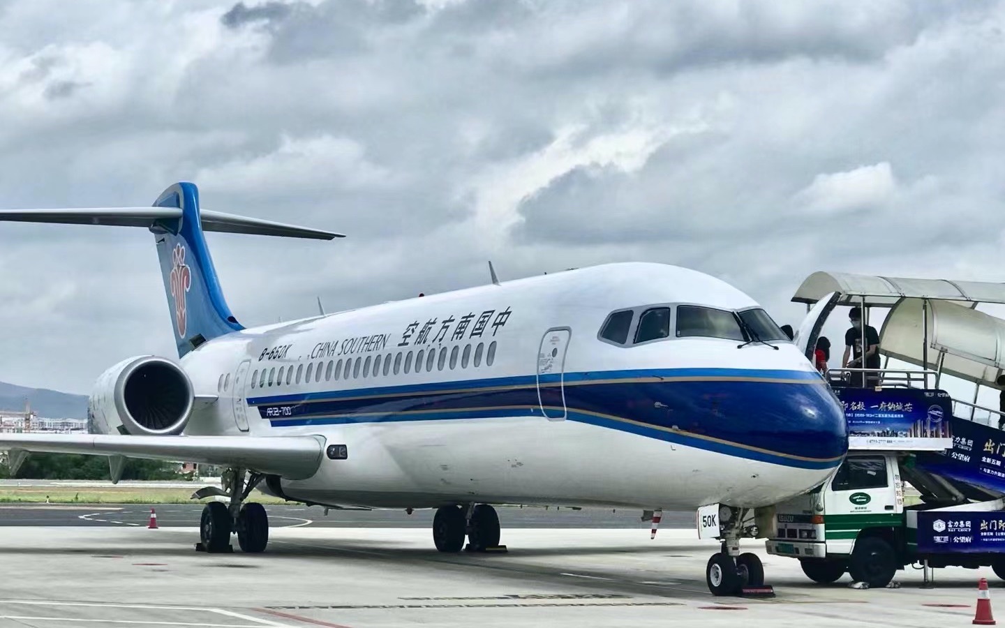 国产飞机南航arj21在广州白云机场进近落地
