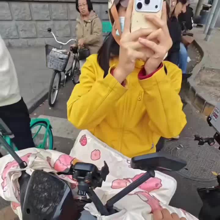 男子在停止线前正常等红灯，后方女子长鸣喇叭催促未果，骑车撞尾箱还骂人，最终道歉赔偿100元！