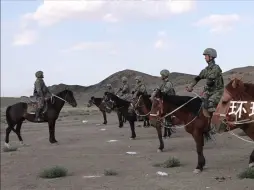 Video herunterladen: 策马奔腾，乘马射击、乘马越障，新疆军分区官兵和军马真正的“人马合一”