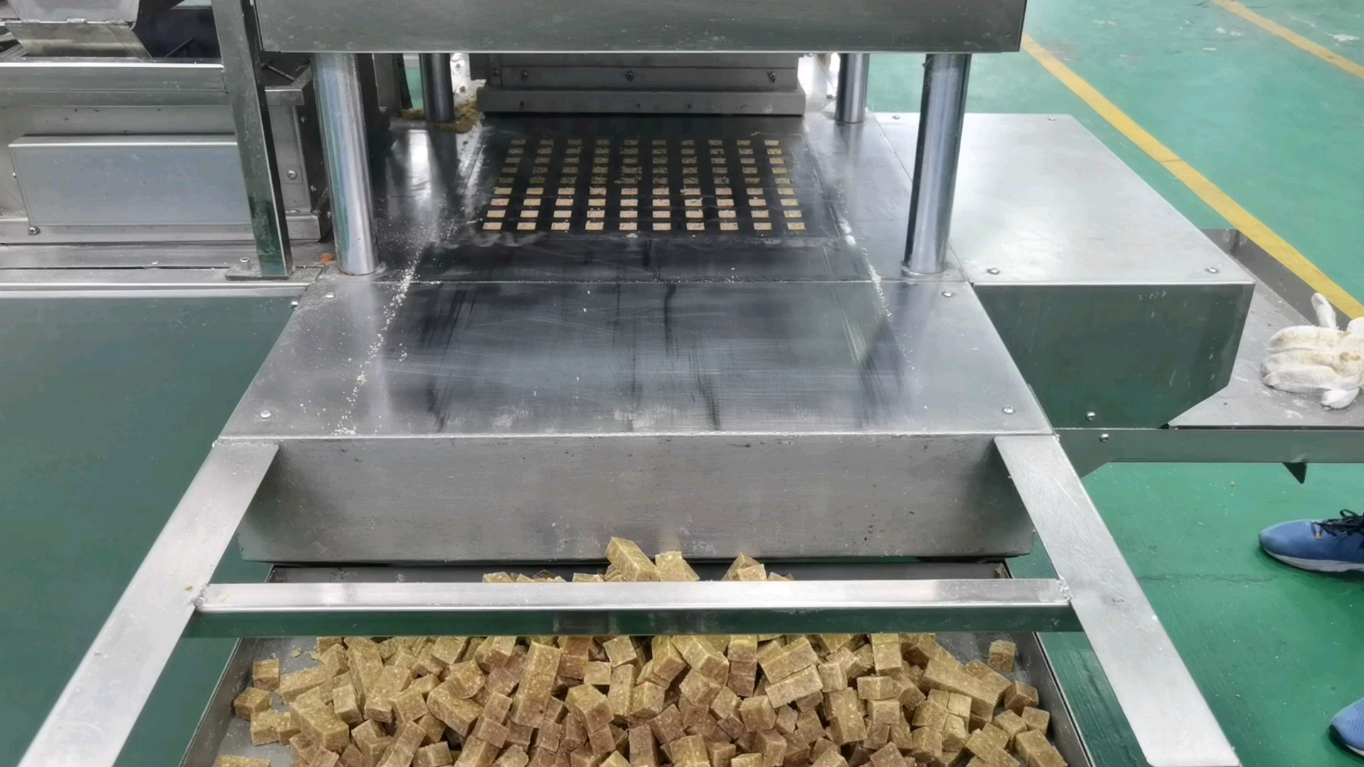 全自动元宵馅机器,简单易做男女都能干,做元宵馅的机器,元宵馅压块机