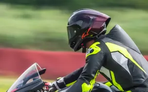 Télécharger la video: Alpinestars A星Supertech 超级科技R10 头盔将MotoGP技术带到路上 ！