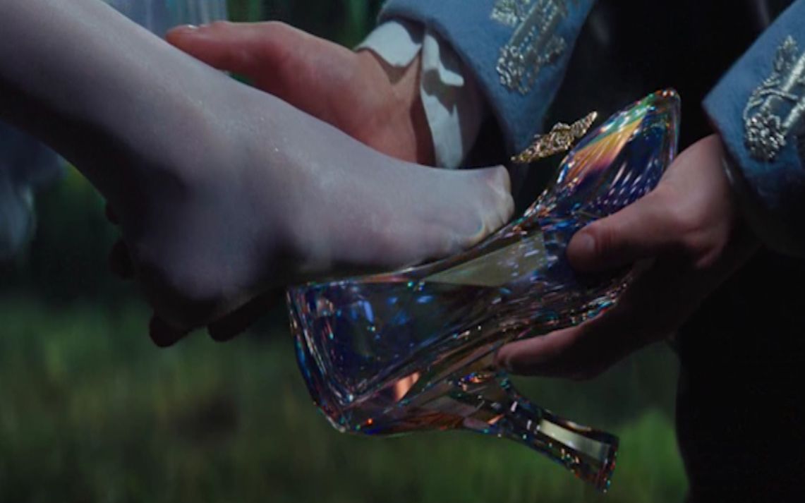 王子命令全城女人试水晶鞋,据说可以找到灰姑娘,结果丑态百出