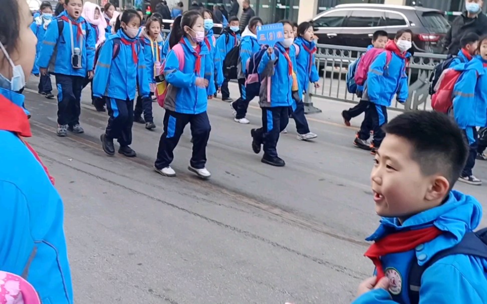 [图]现在的小学生放学，都这么有礼貌的吗？