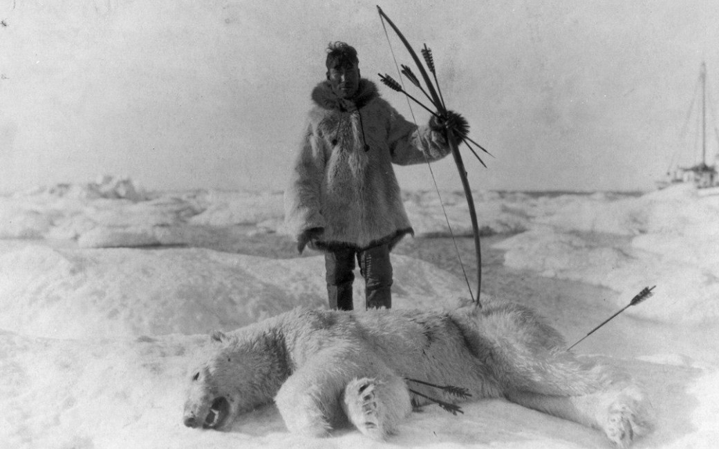 因纽特人训练三岁孩子用弓箭狩猎北极熊