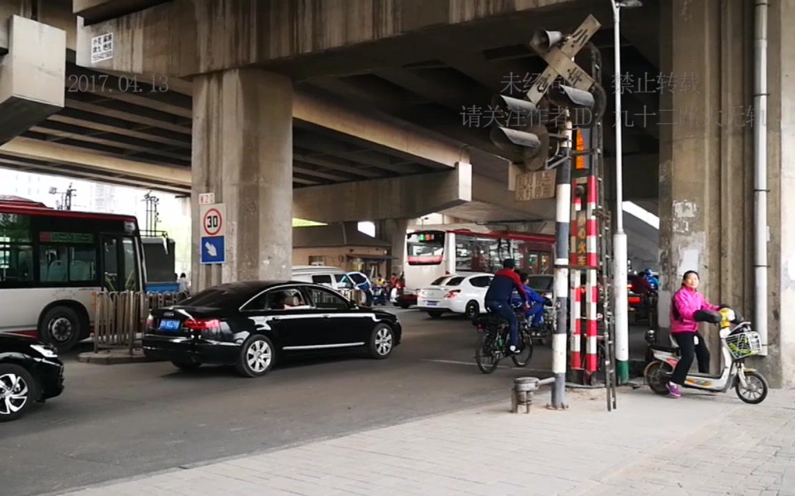 【天津铁路】已停运的李港铁路李七庄道口,天津地铁涂装的东风4D4064牵引货列通过哔哩哔哩bilibili