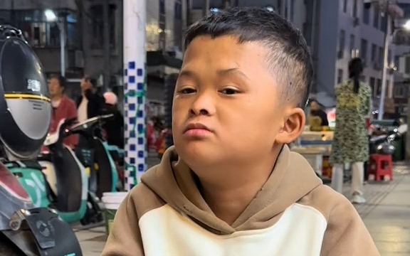 小马云(范小勤)自从不喝严辉村的水好像变得成熟又聪明了!