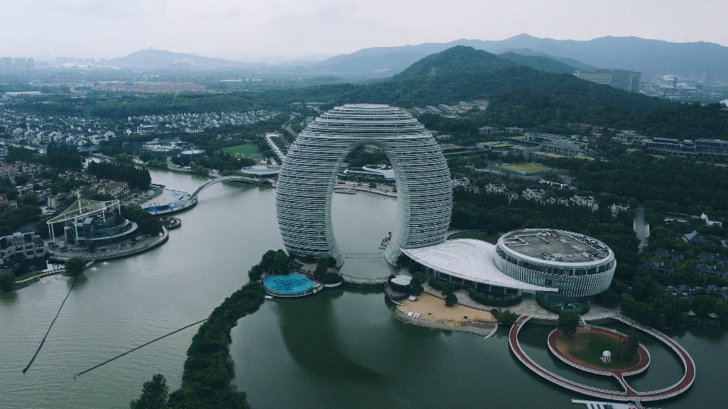 《月亮酒店》,但是七星级(月亮酒店)