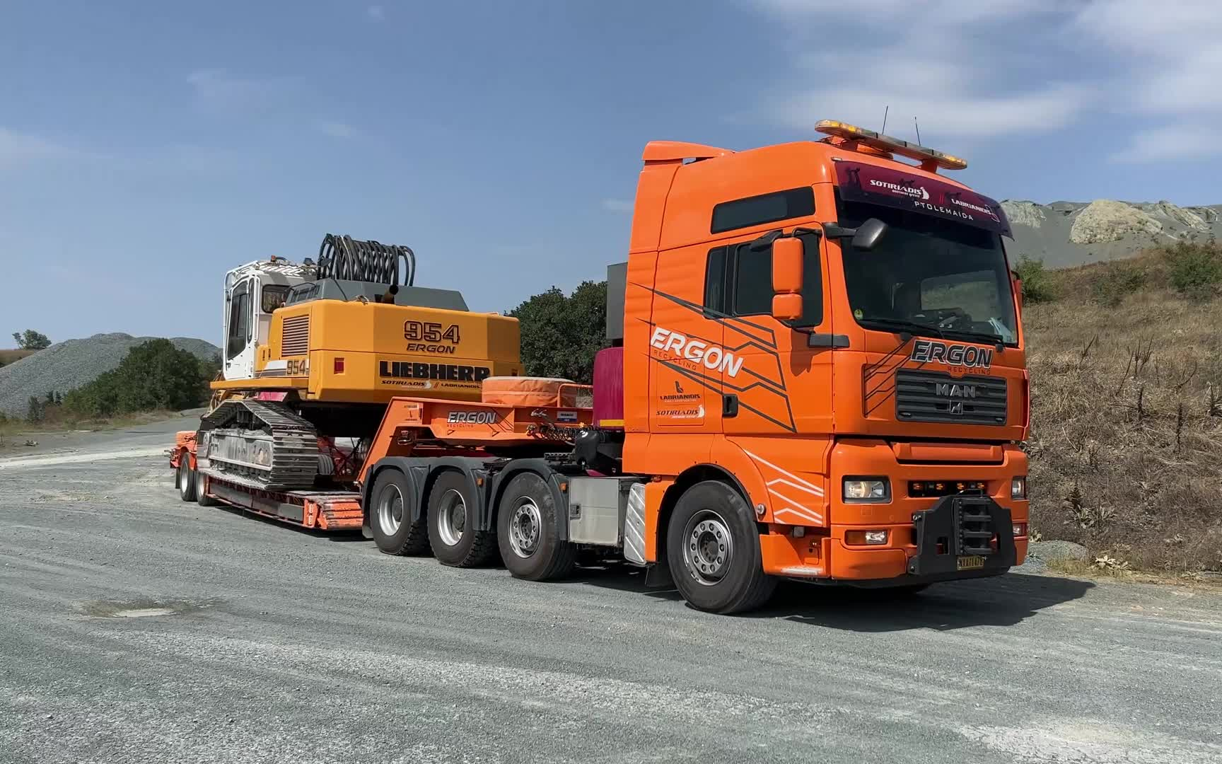 machines channel】man-tga装载和运输带有液压锤的利勃海尔954挖掘机