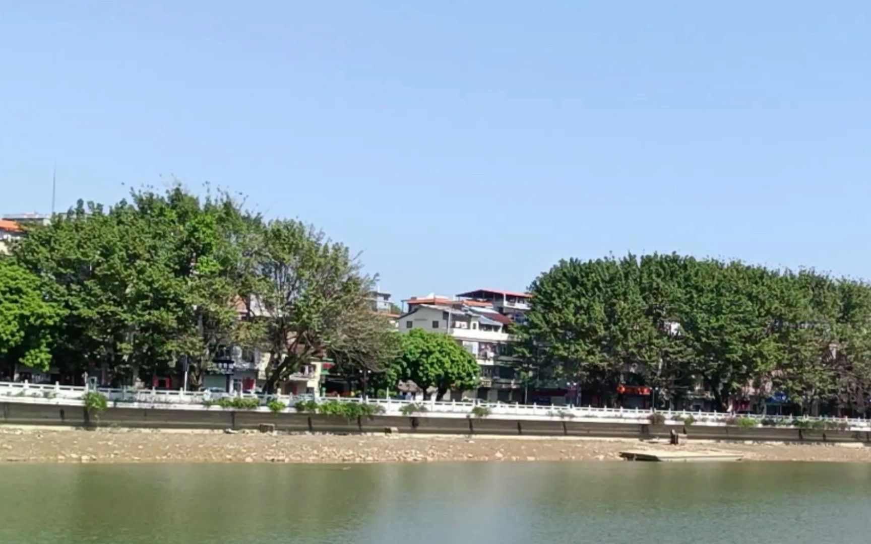 广东惠州市龙门县西林河边,好有特色的房子啊!