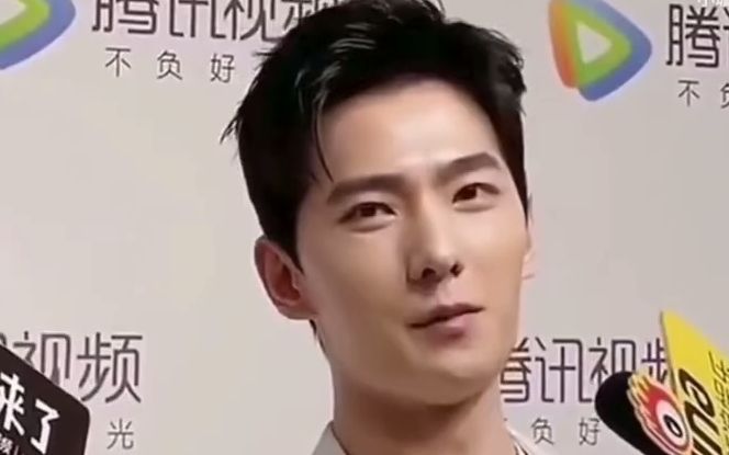 荣耀夫妇记者问杨洋和热巴合作的感受杨洋听到热巴的名字一脸荡漾的问