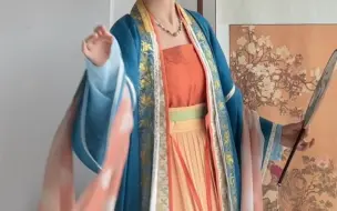 下载视频: 155cm汉服 | 这是什么绝美配色 这个配色我真的太爱了 叠穿跟单穿都很好看 还有这个长度我也是很喜欢 显高显瘦 指路：裳宫语